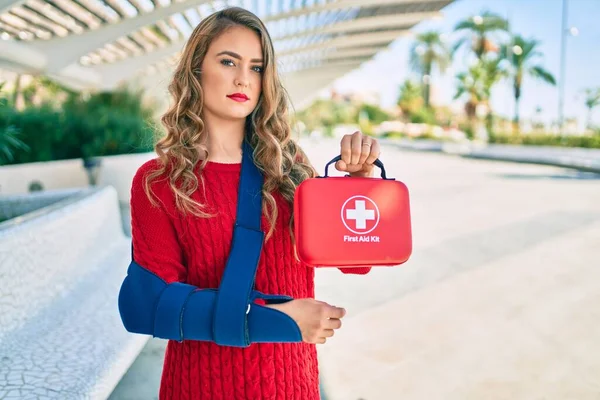 Jong Blond Meisje Met Ernstige Uitdrukking Gekwetst Met Arm Sling — Stockfoto