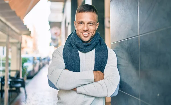 Joven Hombre Caucásico Sonriendo Feliz Apoyado Pared Ciudad — Foto de Stock