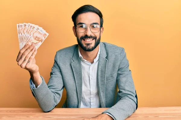 Mladý Hispánec Drží Stole Turecké Liry Bankovky Vypadá Pozitivně Spokojeně — Stock fotografie