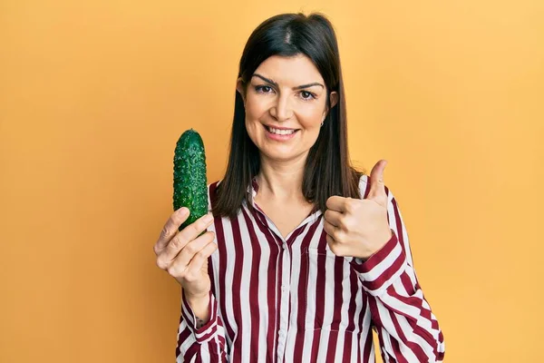 Junge Hispanische Frau Mit Gurke Die Glücklich Und Positiv Lächelt — Stockfoto