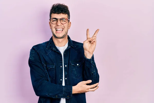 Νεαρός Ισπανός Που Φοράει Καθημερινά Ρούχα Και Γυαλιά Χαμογελώντας Χαρούμενο — Φωτογραφία Αρχείου