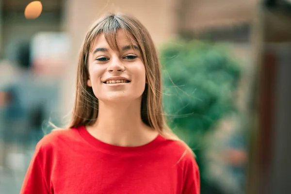 Caucasiano Adolescente Menina Sorrindo Feliz Cidade — Fotografia de Stock
