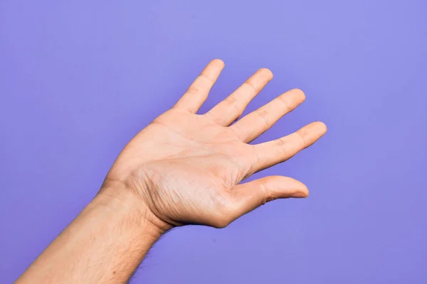 Mano Joven Caucásico Mostrando Los Dedos Sobre Fondo Púrpura Aislado —  Fotos de Stock