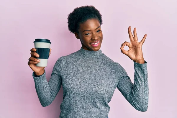 Young African American Girl Holding Take Away Coffee Doing Sign — Photo