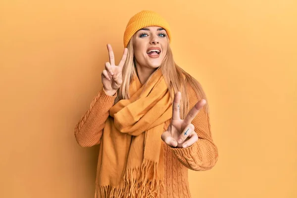 Mujer Caucásica Joven Con Suéter Lana Invierno Gorra Sonriendo Mirando —  Fotos de Stock