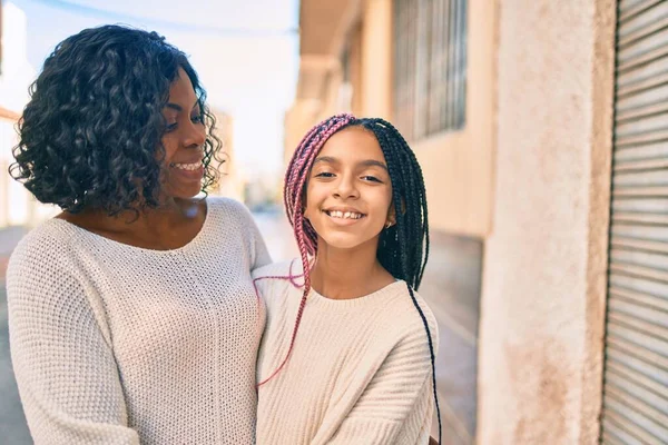 Hermosa Madre Afroamericana Hija Sonriendo Feliz Abrazando Pie Con Sonrisa —  Fotos de Stock