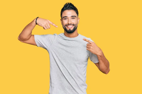 Jovem Com Barba Vestindo Camisa Cinza Casual Sorrindo Alegre Mostrando — Fotografia de Stock