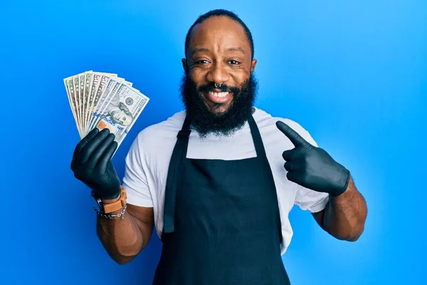 Young African American Man Wearing Professional Apron Holding Usa Dollars — Stock Photo, Image