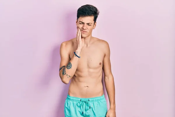 Joven Hombre Hispano Usando Traje Baño Sin Camisa Tocando Boca —  Fotos de Stock