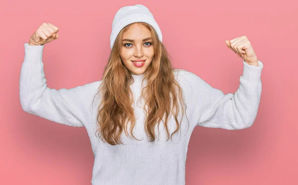 Giovane Ragazza Caucasica Indossa Maglione Lana Berretto Invernale Mostrando Muscoli — Foto Stock