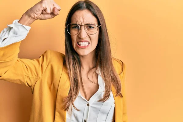 Tarzı Giyinmiş Gözlüklü Kızgın Kızgın Genç Bir Kadın Öfkeyle Bağırırken — Stok fotoğraf