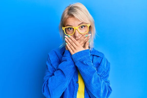 Ung Blond Flicka Bär Casual Kläder Och Glasögon Chockad Täcker — Stockfoto