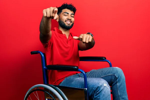 Арабський Чоловік Бородою Сидить Інвалідному Візку Показуючи Камері Пальцями Усміхаючись — стокове фото