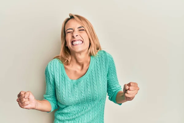 Mooie Blonde Vrouw Draagt Casual Winter Trui Opgewonden Voor Succes — Stockfoto