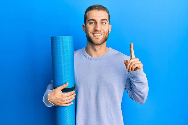 Giovane Uomo Caucasico Possesso Stuoia Yoga Sorridente Con Idea Una — Foto Stock