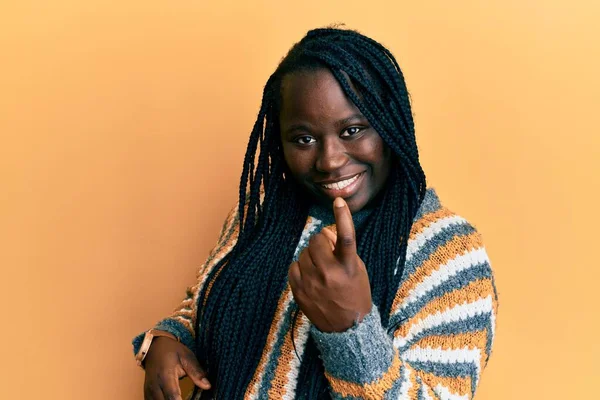 Jeune Femme Noire Avec Des Tresses Portant Pull Hiver Décontracté — Photo