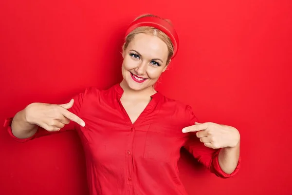 Jonge Blonde Vrouw Dragen Casual Rood Shirt Kijken Zelfverzekerd Met — Stockfoto