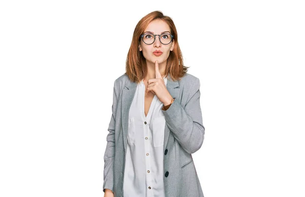 Jonge Blanke Vrouw Draagt Business Style Bril Denken Geconcentreerd Twijfel — Stockfoto