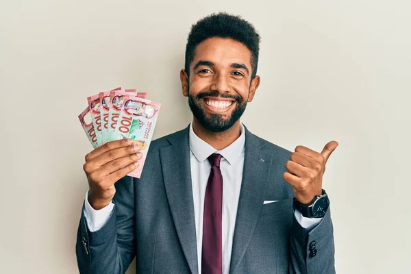 Hombre Negocios Hispano Guapo Con Barba Sosteniendo 100 Nuevos Billetes — Foto de Stock