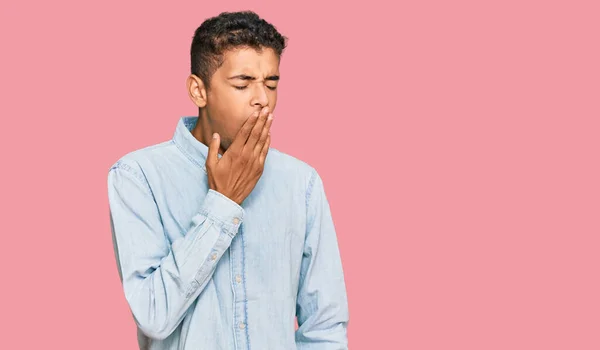 Joven Hombre Afroamericano Guapo Usando Ropa Casual Aburrido Bostezo Cansado —  Fotos de Stock