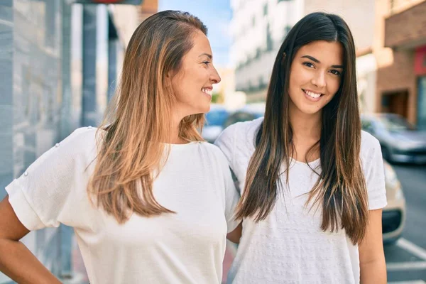 Bella Madre Figlia Ispanica Sorridente Felice Piedi Alla Città — Foto Stock