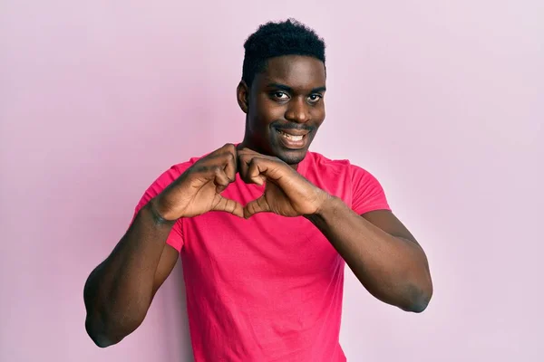 Красивый Черный Мужчина Обычной Розовой Футболке Улыбающийся Любви Делает Символическую — стоковое фото