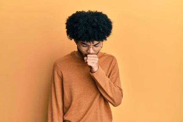 Νεαρός Αφροαμερικάνος Αφρο Μαλλιά Που Φοράει Casual Χειμερινό Πουλόβερ Που — Φωτογραφία Αρχείου