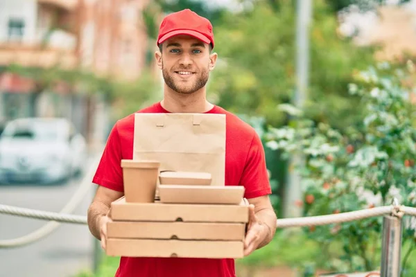 Jovem Caucasiano Entregador Sorrindo Feliz Segurando Comida Entrega Cidade — Fotografia de Stock