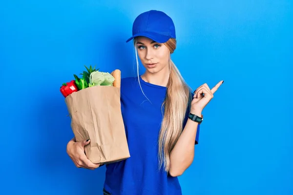 Junge Kaukasische Frau Kurieruniform Mit Lebensmitteln Aus Dem Supermarkt Die — Stockfoto