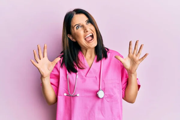 Mulher Morena Meia Idade Vestindo Uniforme Médico Estetoscópio Louco Louco — Fotografia de Stock