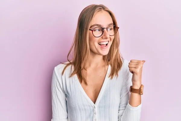 Mooie Blonde Vrouw Dragen Casual Kleding Glazen Duim Wijzen Naar — Stockfoto