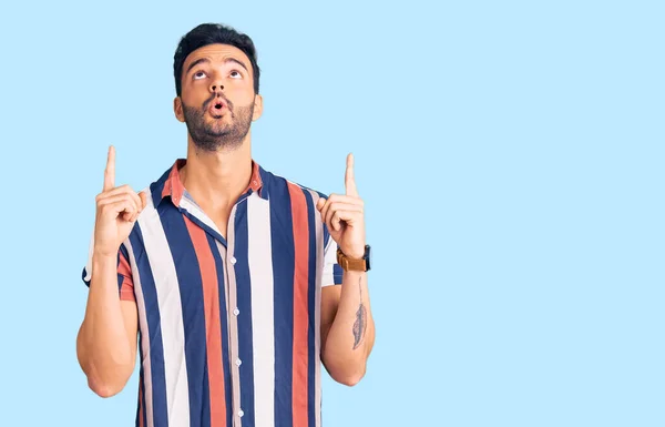 Homem Hispânico Bonito Jovem Vestindo Camisa Verão Casual Espantado Surpreso — Fotografia de Stock