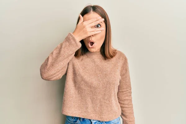 Joven Hermosa Mujer Con Ropa Casual Asomándose Cara Cubierta Shock — Foto de Stock