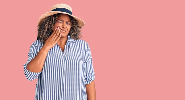 Jovem Afro Americana Size Mulher Usando Chapéu Verão Tocando Boca — Fotografia de Stock