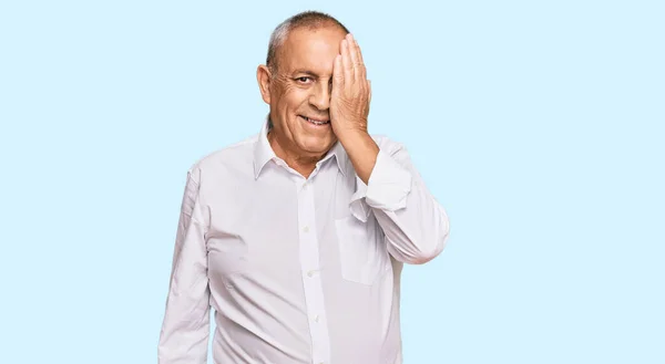 Przystojny Starszy Mężczyzna Eleganckiej Białej Koszuli Zakrywającej Jedno Oko Ręką — Zdjęcie stockowe