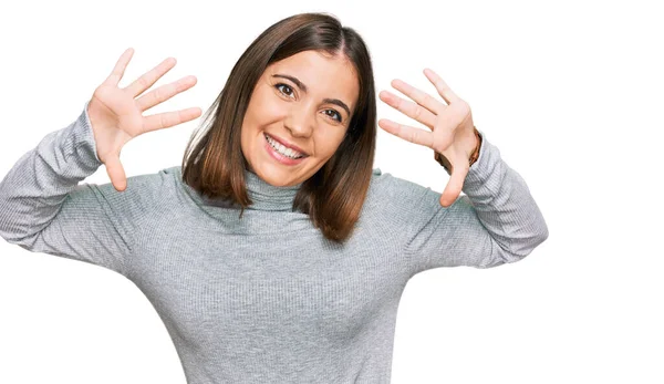 Jonge Mooie Vrouw Dragen Casual Coltrui Tonen Wijzen Met Vingers — Stockfoto