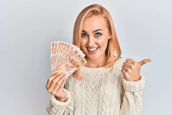 Hermosa Mujer Caucásica Sosteniendo Billetes Rublo Rusos Señalando Pulgar Hacia — Foto de Stock