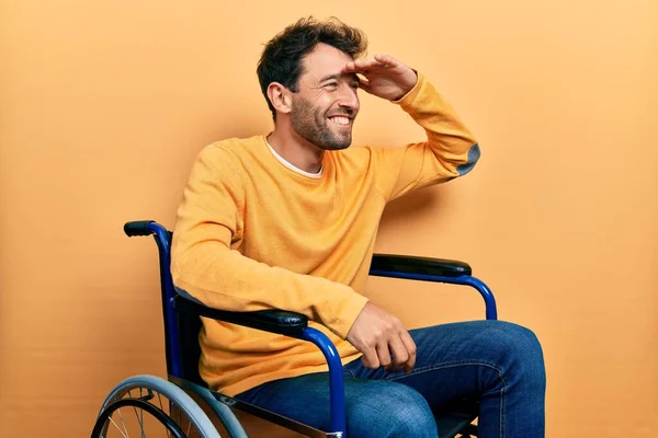 Tekerlekli Sandalyede Oturan Sakallı Yakışıklı Adam Çok Mutlu Gülümseyerek Başını — Stok fotoğraf