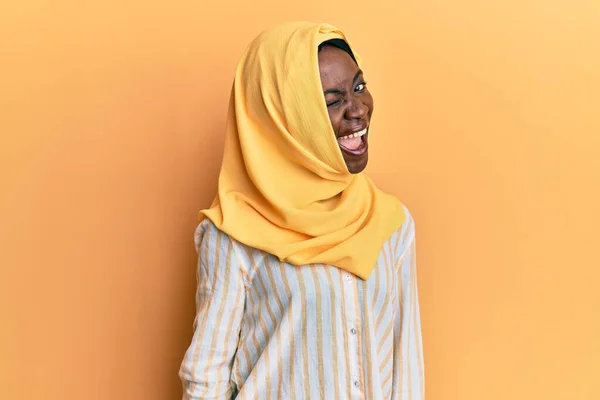 Schöne Afrikanische Junge Frau Mit Traditionellem Islamischen Hijab Schal Die — Stockfoto