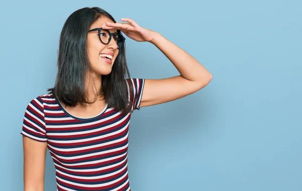 Vacker Asiatisk Ung Kvinna Bär Casual Kläder Och Glasögon Mycket — Stockfoto