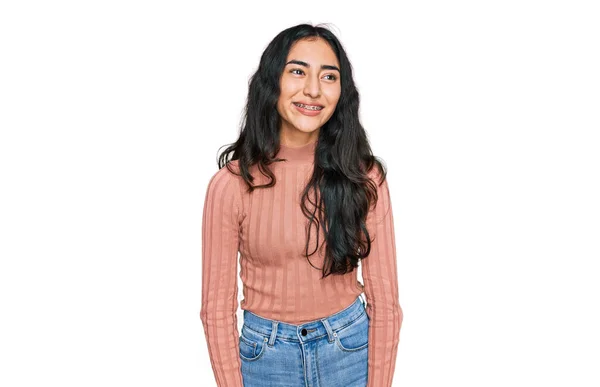 Adolescente Hispanique Avec Appareil Dentaire Portant Des Vêtements Décontractés Regardant — Photo