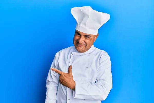Hombre Maduro Oriente Medio Con Uniforme Cocinero Profesional Sombrero Alegre —  Fotos de Stock