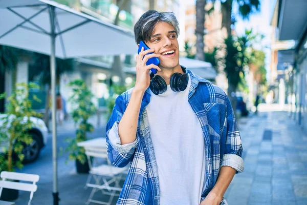 Jonge Spaanse Man Glimlacht Gelukkig Praten Smartphone Het Gebruik Van — Stockfoto