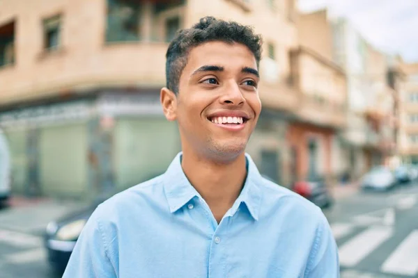 Joven Latino Sonriendo Feliz Caminando Por Ciudad —  Fotos de Stock