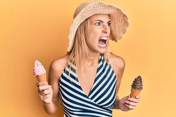 夏のスタイルを身に着けている美しいブロンドの女性は 怒りで叫んで 怒りと怒りを叫び 怒ってアイスクリームを保持します 怒りと攻撃的な考え方 — ストック写真