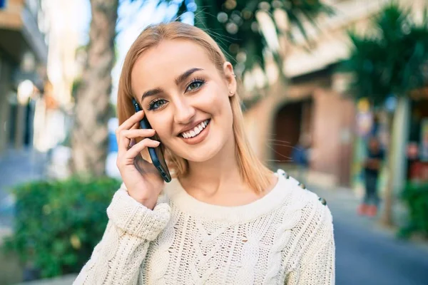 Young Blonde Girl Smiling Happy Talking Smartphone City — ストック写真