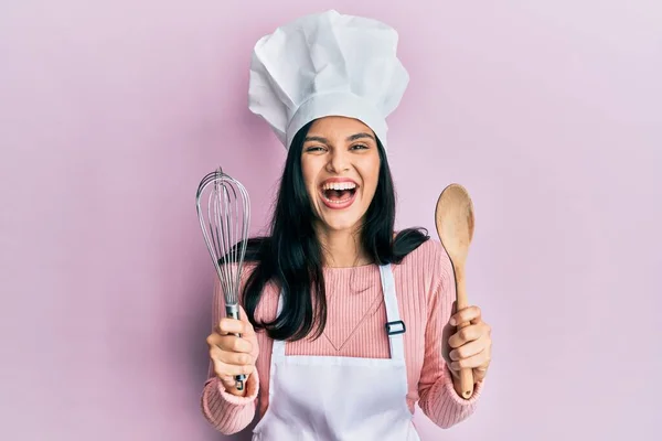 穿着面包师制服的年轻惊慌失措的女人 拿着勺子 带着胡须笑着大声笑着 因为有一个可笑的疯狂笑话 — 图库照片