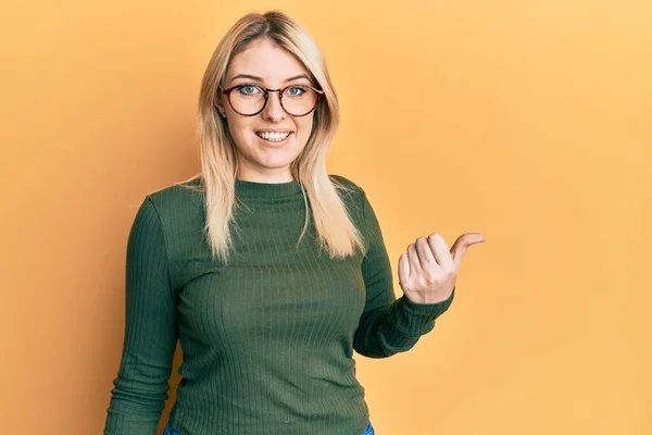Junge Kaukasische Frau Lässiger Kleidung Und Brille Lächelt Mit Glücklichem — Stockfoto