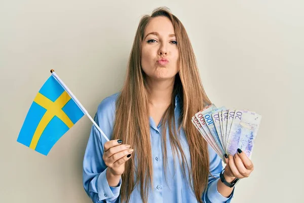 Jonge Blonde Vrouw Met Zweedse Vlag Krone Bankbiljetten Kijkend Naar — Stockfoto
