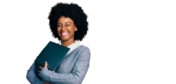 Ung Afrikansk Amerikansk Kvinna Som Arbetar Med Dator Laptop Blinkar — Stockfoto